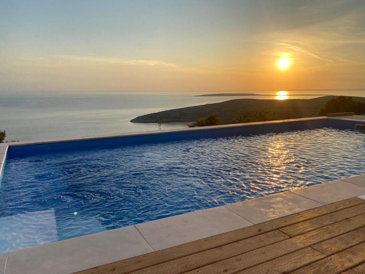 Vacation * Ustrine